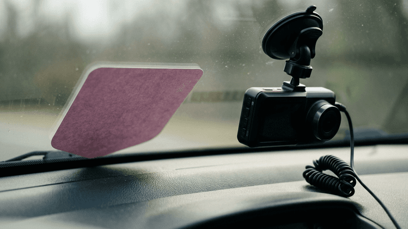 Texas placa de identificacion de uber o lyft visible en el tablero de un auto junto a una camara de tablero