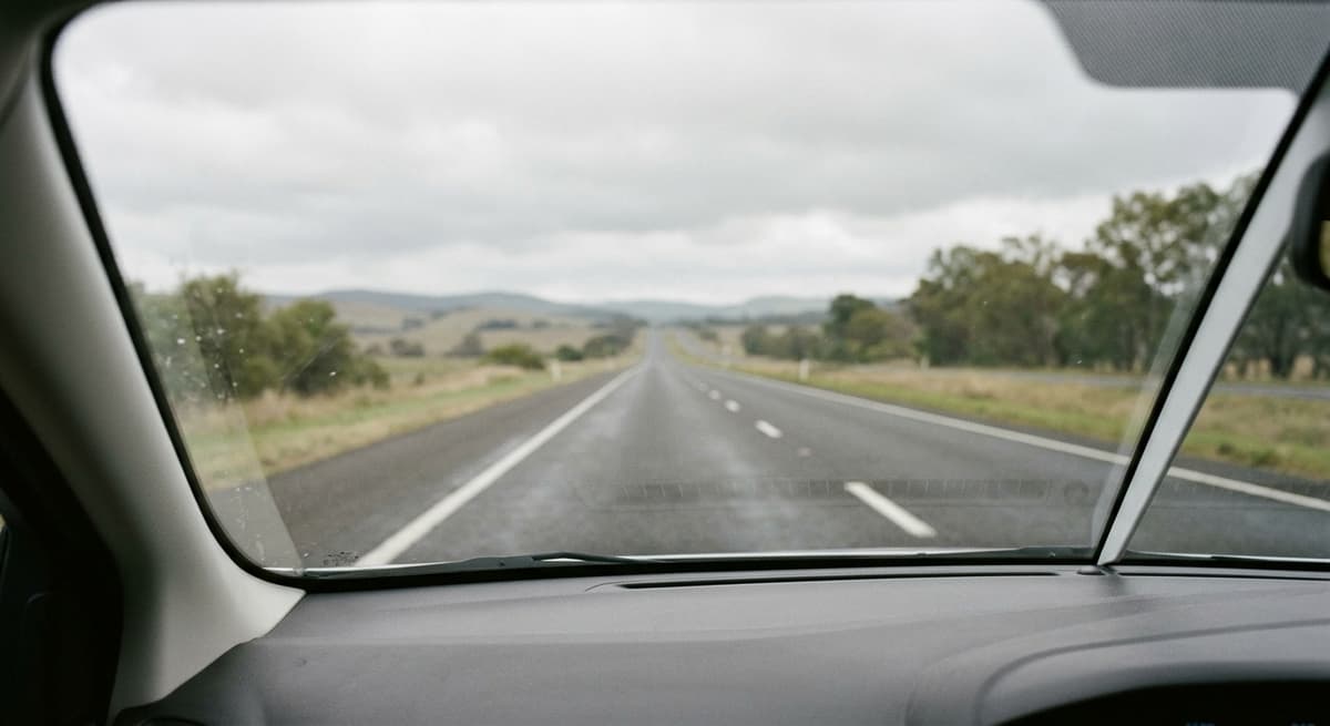 Virginia, carretera que se extiende hacia adelante con marcas de carril, captada a traves de un parabrisas limpio