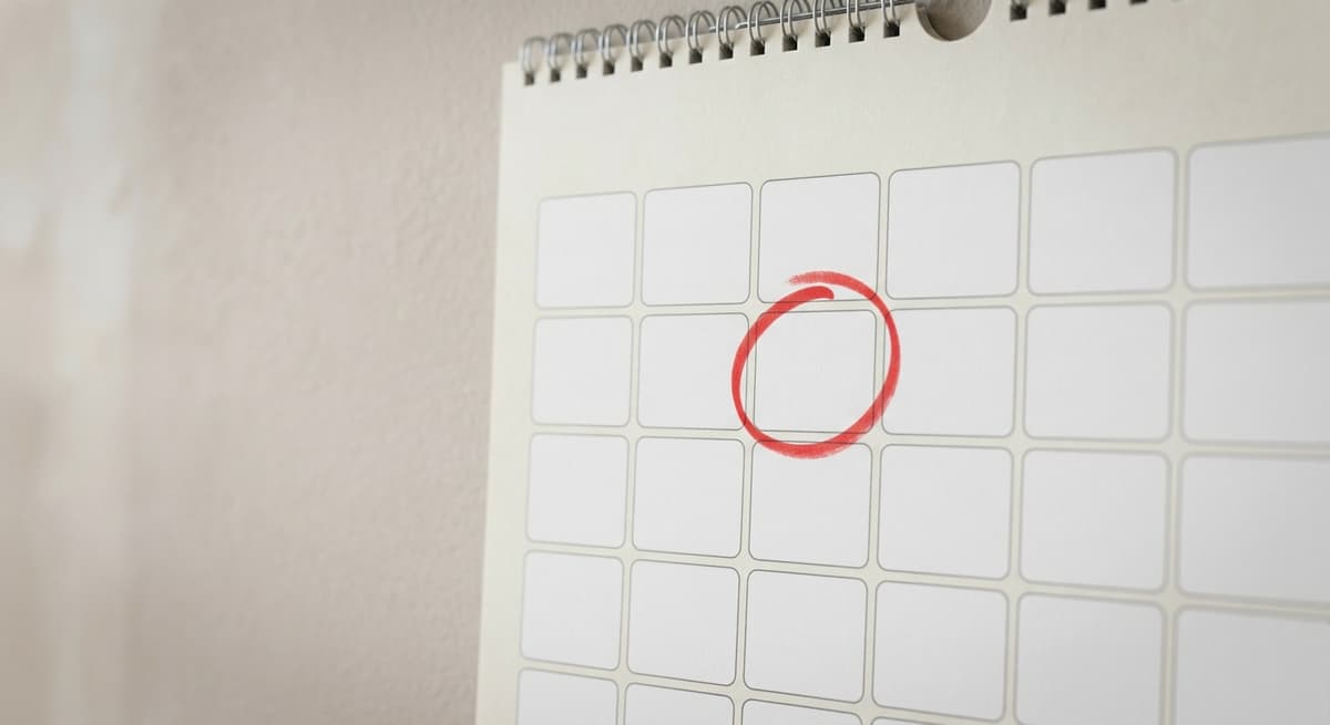 un calendario de pared con una fecha rodeada en marcador rojo, sin personas